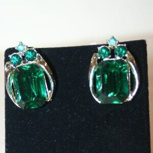 Vintage Emerald Green Crystal Glass Screw-on Earrings  B-138